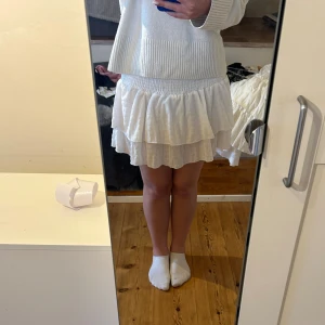 Volangkjol - Vit volangkjol i storlek S. Aldrig använd.