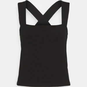 Svart topp - Assnygg svart topp perfekt till sommaren, helt oanvänd!  