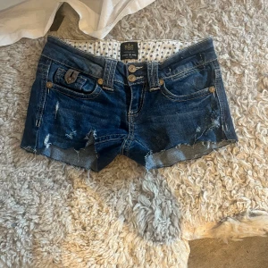 Lågmidjade jeansshorts  - Superfina lågmidjade jeansshorts som passar perfekt till sommaren 💕