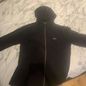 Hugo Boss Zip Hoodie - Hej, säljer nu min använda Boss tröja då den inte används längre. Den är i helt okej skick, passformen är bra. Mitt pris på den är 799kr. (kan diskuteras)