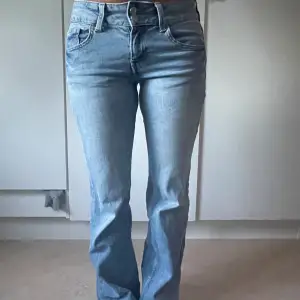 Asnygga Lågmidjade jeans som inte kommer till användning längre. Inga  defekter. Är 166 cm. Pris går självklart att diskutera 