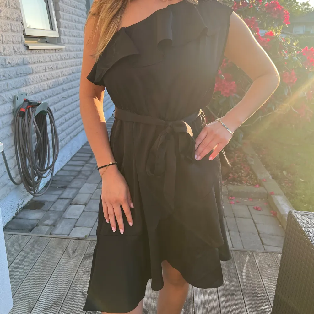 Jättefin festligare klänning från neo noir, använd vid ett tillfälle och söker nu ny ägare. Köpt för ca 700 kr på two angels i Göteborg . Klänningar.