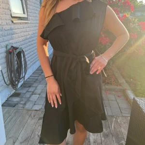 Neo noir klänning  - Jättefin festligare klänning från neo noir, använd vid ett tillfälle och söker nu ny ägare. Köpt för ca 700 kr på two angels i Göteborg 