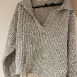 Grå stickad tröja  - Grå stickad tröja från Gina Tricot🩶 den är använd och lite nopprig. Skriv privat vid frågor! 🤍