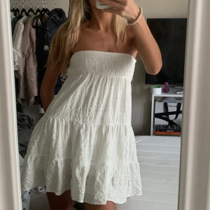 Zara klänning - Sjukt snygg klänning från zara helt oanvänd endast provad, ny pris ca 400kr Säljer för 200 Strl M men passar mig som har xs