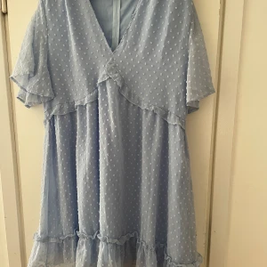 Fin klänning  - Jättesöt klänning  Ljusblå / hemmelsblå.  Perfekt till sommaren, avslutningar och midsommar 