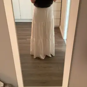 Vit lång kjol perfekt till sommaren💓