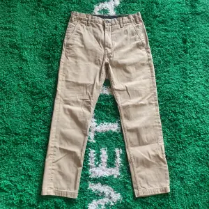 Sköna Levis jeans/chinos med lite stretch i. Vet tyvärr inte vilken modell det är. Uppskattat skick 8,5/10. Skicka ett meddelande innan köp!
