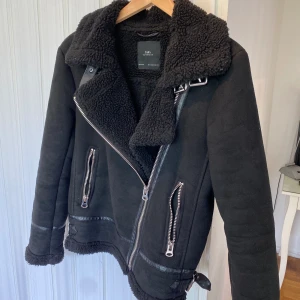 ZARA JACKA  - storlek xs eller s och inga defekter alls men säljer för att det inte är min stil mer