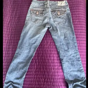 Säljer mina true religion jeans som är både bootcut och lågmidjade för att de tyvar inte passar mig längre. Kontakta mig om de behövs fler bilder.🩷🥰