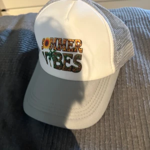 Keps - Grå keps i bra skick med justerbart spännband. Skriv för mer bilder.