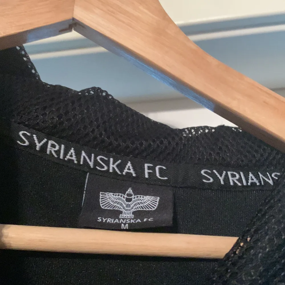 Den är i mycket bra skick förutom att det finns små defekter, som man ser på andra bilden. Från kansliet (syrianska) i Södertälje . Tröjor & Koftor.