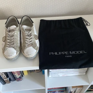 Phillipe model skor  - Säljer ett par stilrena phillipe models till sommarn! Skorna är i väldigt bra skick men lite slitna på hälen. 8/10 skick! Storlek 41. Nypris 3600kr vårt pris 2099kr. Dustbag ingår. Vid någon fundering, hör av dig!  