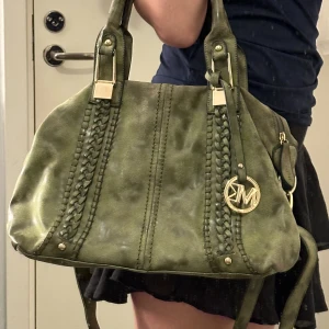 Mk vintage väska - Michael Kors vintageväska i bra skick! Använt några gånger och den är väldigt svår att få tag på. Skriv för fler bilder 💕