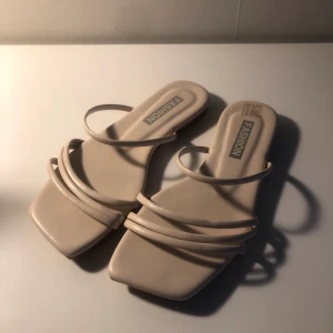 Platta sandaler  - Säljer dessa beiga platta sandaler som är i nyskick, endast använda en gång. Perfekta till sommarn! Hör av er vid frågor💕