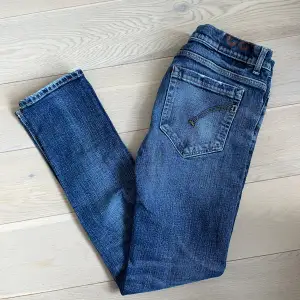 Dondup jeans i väldigt bra skick. Köpta här på Plick och säljer de eftersom de inte riktigt passade mig. Modellen är George skinny fit i storlek w32. Jag har endast provat de en gång. Slitningarna som syns är design.  Skriv gärna om du har frågor! 