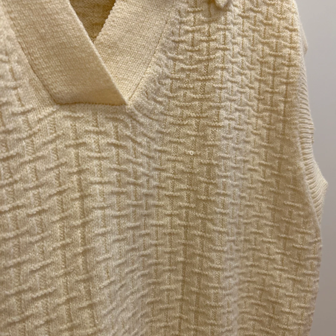 Croppad stickad väst - 91