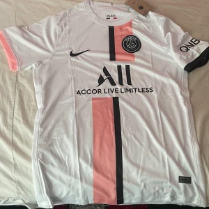 Special edition PSG T-Shirt  - Helt ny och aldrig använd ! Den är gjord av super fin material!  Priset kan diskuteras lite vid snabb affär! Finns andra tröjor om man är intresserad så kolla bara i min profil 