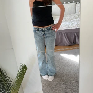 Lågmidjade hm jeans  - lågmidjade jeans från hm, storlek 40! Säljer för att de är för stora på mig som brukar har storlek 38.  Aldrig använda,  Är 169cm lång💞💕 Köparen betalar frakten 