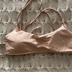 Söt ljus rosa bikini topp med lite glitter på💕 Passar Xs. 