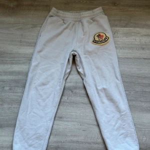 Moncler byxor  - Skriv om du är intresserad