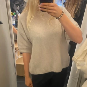 Stickad t shirt  - Säljer min fina stickade t shirt från chealsea i väldigt bra skick🥰