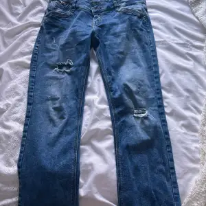 Säljer mina fina LYB jeans. Det finns fler bilder på dom så det är bara att kontakta för fler. Dom är i storlek M och är sparsamt använda. Dom har färgstänk och hål i sig som jag självklart inte gjort själv utan designen är så. Köpte för 1000/900kr