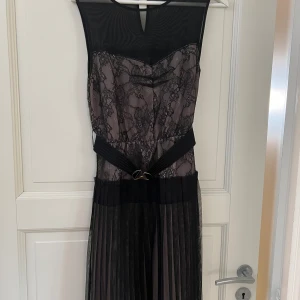 Finklänning  - Unik klänning som du verkligen känner dig fin i. Slutar strax över knät vid ca 170 cm lång. Fina detaljer, allt i finfint skick. 