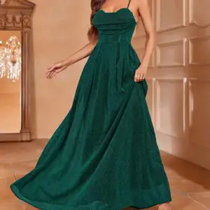 Underbar grön balklänning som är väldigt bekväm. Nästintill nyskick, bara använd en gång! Den är golvlång på mig som är 162. Den är fodrad och inte genomskinlig alls samt har inbyggd bh för äktar bekvämlighet.