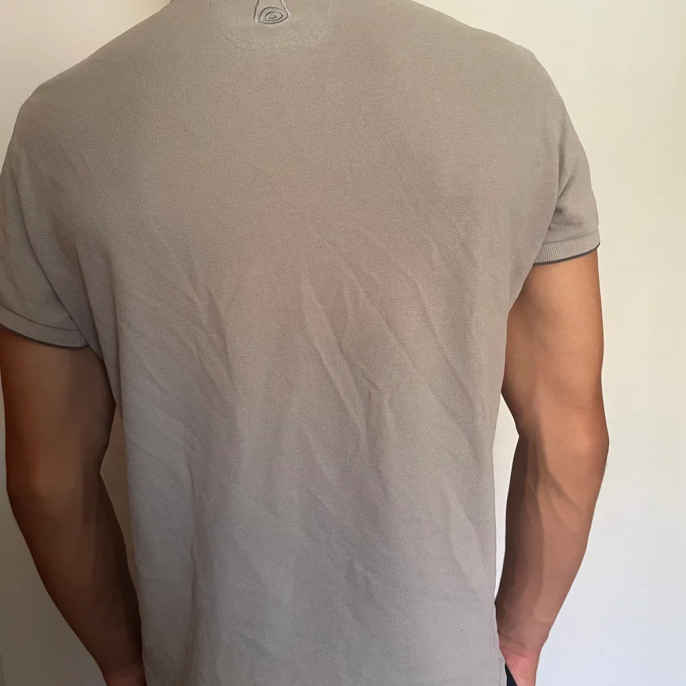 En fin sailracing tshirt. Har haft den några månader nu och tröttnat på den. Köpte den för 850kr fast kan gå ner till 450kr.. T-paidat.