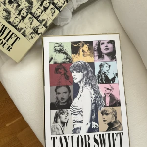 Taylor Swift tote bag/vip kit - Säljer min VIP låda från eras tour, allt finns i förutom självaste VIP-bandet. Är också villig att endast sälja totebagen för 400kr om någon skulle vilja det ☺️👍