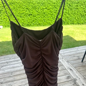 Brun klänning från bikbok - Storlek s 