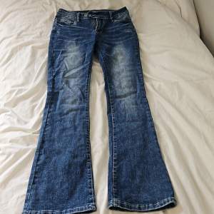 Fina mellan midjade mörktvättade bootcut jeans 