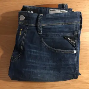 Blåa Replay anbass jeans. Strl W28 L32. Skick - 9/10 Pris kan diskuteras vid seriös köpare!