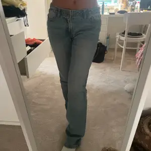 Säljer mina lågmidjade jeans från Brandy Melville som jag inte tror säljs längre, i alla fall inte denna modell! Supersöta men kommer ej till användning😊😊💕🩷