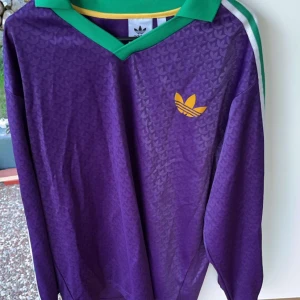 Adidas Pike - Långärmad Limited edition adidas piké! Ej använd st Xl passar L bra ord pris 800