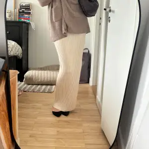 Supersnygg kjol från Zara i lång passform 😍 storlek L men liten i storleken - passar mig som är en S/M 