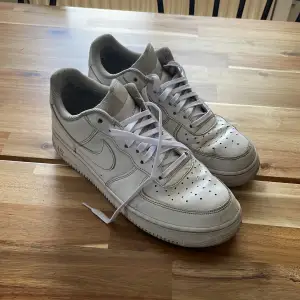 Air force 1 vita Nike Helt okej skick finns, helt nya skosnören finns även original Skriv vid frågor och funderingar 