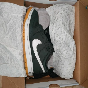 Nike SB dunk low Orange label White gum (2019) - Hej, jag säljer ett par Nike SB dunk Orange Label White gum (2019) Den kommer dock inte i orginal förpackning eftersom jag har slängt den. Jag har dock köpt dem från stockx för ungefär 3400 kr. De är above retail just nu och går runt 5000 kr.
