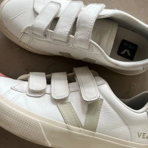 Veja skor - Veja skor, kardborreband. Bra skick, tvättar omgående innan jag fraktar💛