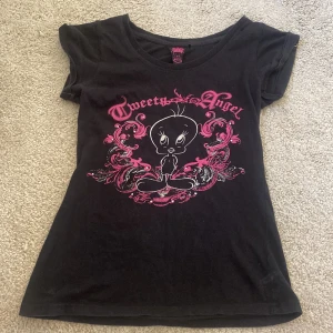 Baby tee - Gullig babytee med rhinestones på (en har åkt av, syns i bild 2) 