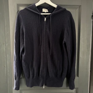 Soft goat tröja  - Denna tröja är från soft goat och är u storlek M. Den är i bra skick men har ett litet hål i mudden längst ner så därför sänker jag priset lite.  Nypris 3600kr  Säljes för 900kr 