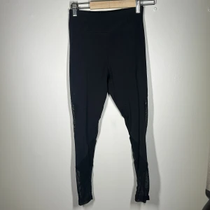 Träningsbyxor/ Tights - Använda fåtal ggr. Fint skick! Fint mesh material vid benen Squat proof safe! 🫶