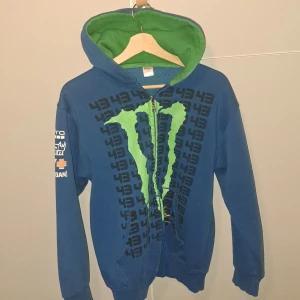 Ken block x Monster racing zip - Zip hoodie från Monsters motorcross lag, med sponsorer på båda ärmar.  Säljer då jag helt enkelt inte använder den. Dm för mer bilder eller frågor👹
