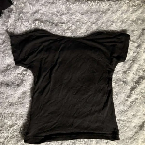 Tshirt - Svart tshirt med öppen rygg. S Kontakta för mer information/fler bilder. Kan postas men köpare står för frakten, kan mötas upp i malmö