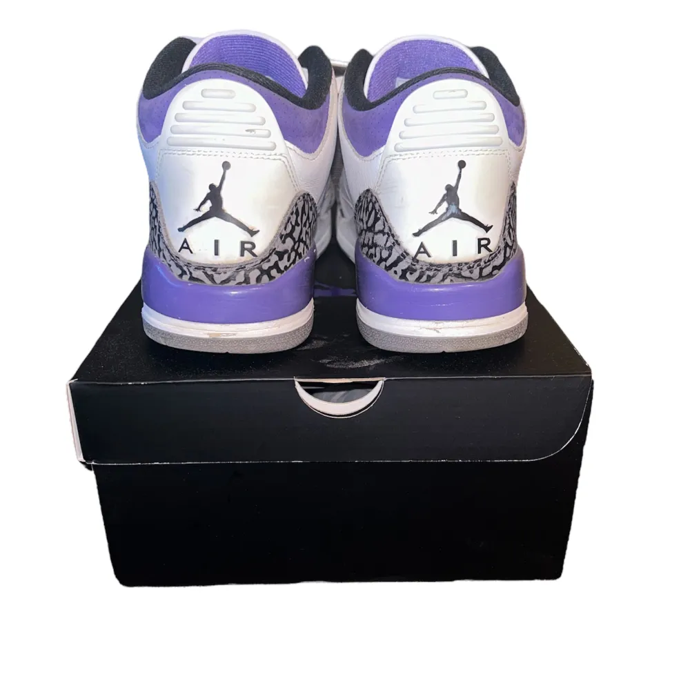Nike air Jordan 3 Dark Iris i helt okej skick strl 43, originalbox ingår. Skriv om du har några frågor eller om du vill ha fler bilder! . Skor.