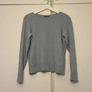 Stickad/virkad tröja - Ljusblå stickad/virkad långärmad.  Märke: Stockholm  Storlek S men passar även som en XS. Inga skador, bra skick. Knappt använd