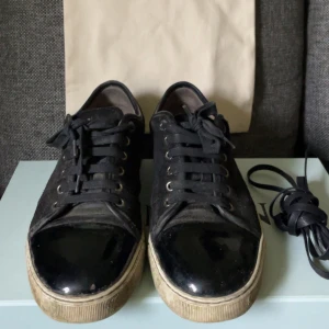 Lanvin skor - Hej! Säljer nu dessa snygga lanvins. Allt og medföljer! Skorna är i okej skick. Finns en liten rispa på toecapen och så är sulan tejps pågrund av lite skav men inget märkvärdigt egentligen. Därav priset