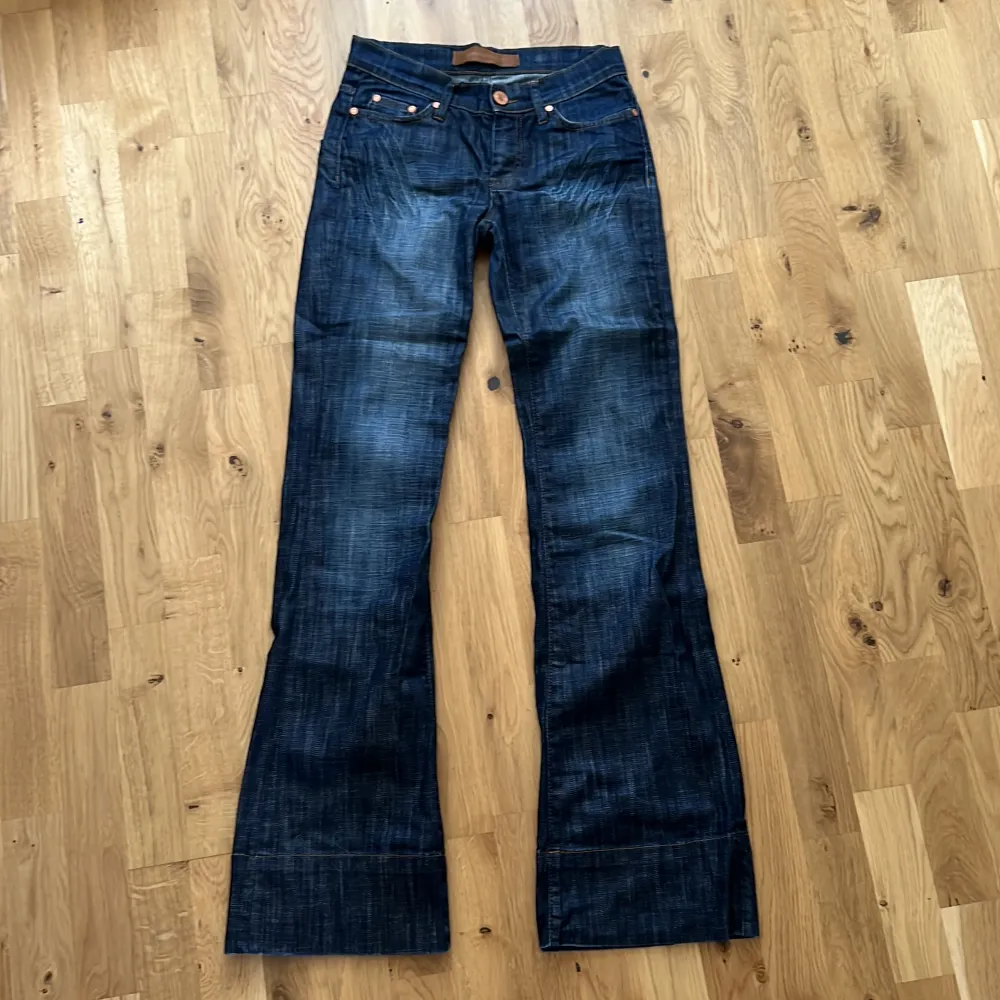 Riktigt snygga lågmidjade jeans från Gina Tricot! Köpta på tidigt 2000-tal och är dessutom i väldigt bra skick! 🦋💞. Jeans & Byxor.