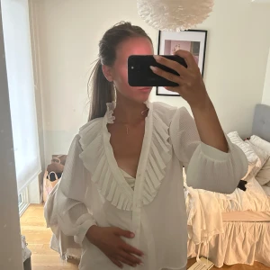 Zara blus  - Jätte söt zara blus med volang, använt ett få tal gånger 